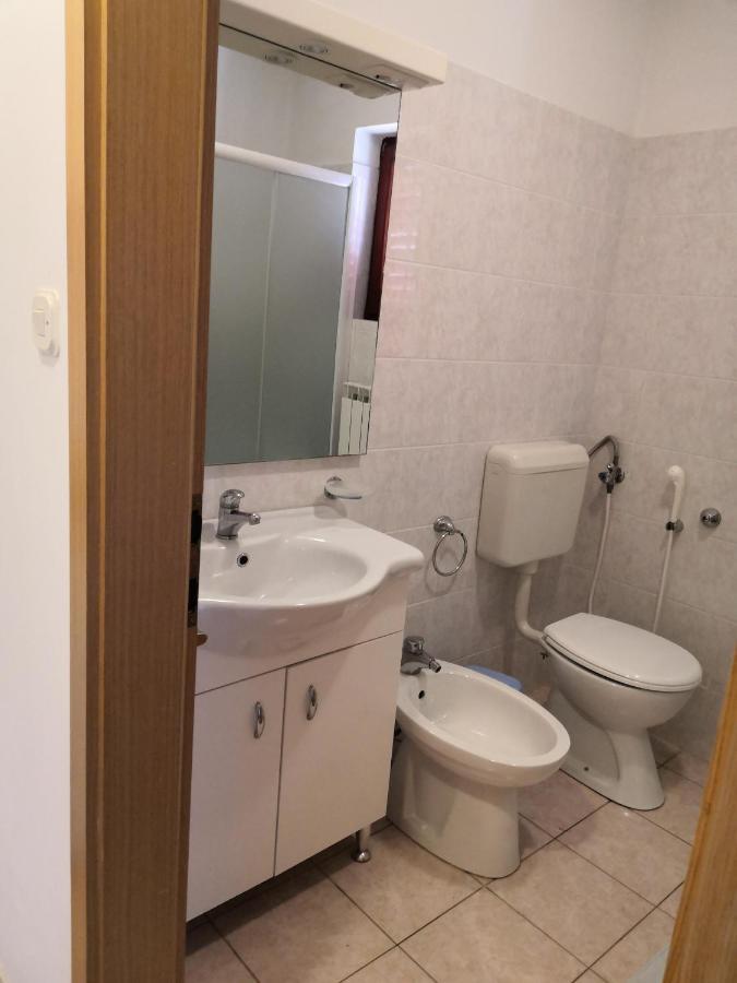 Laura And Nevio Apartments And Rooms Đảo Đảo Cres Ngoại thất bức ảnh